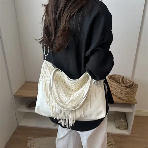 Borsa Tote da Donna Boho in Camoscio Intrecciata a Mano con Frange Borsa a Spalla con Nappe Geometriche Traforate Minimalista Urbano Spiaggia Vacanza
