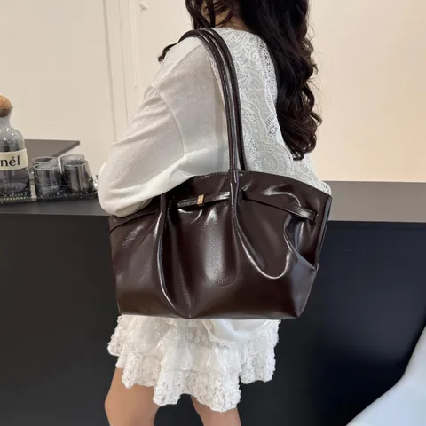Sac Cabas Femme Grande Capacité en Cuir PU de Haute Qualité Sac à Bandoulière Minimaliste Couleur Unie Sac à Main de Navetteur Sac Sous les Bras Plissé Avec Boucle en Métal