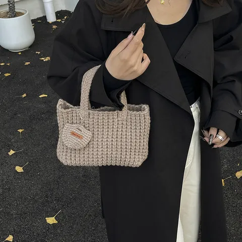 Sac à Main en Fil Tissé à la Main Simple Urbain pour Femmes Sac Cabas en Tricot Couleur Unie Avec Pendentif Coeur Sac au Crochet