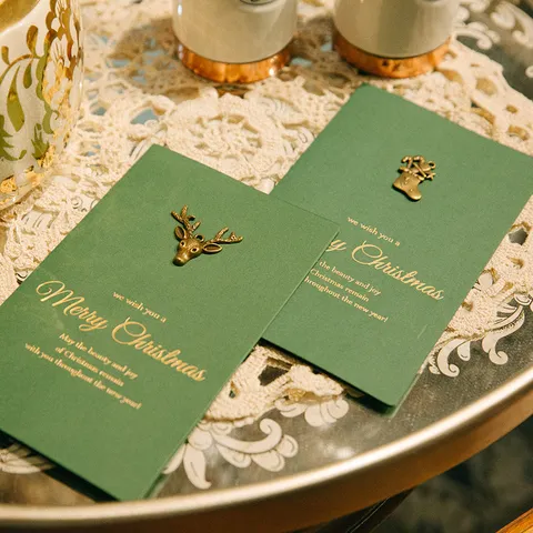 Carte de Vœux de Noël en Papier Spécial Vintage Marqué à Chaud Vert Foncé Invitation de Vacances Avec Pendentif en Métal 3D Renne Flocon de Neige Décoration