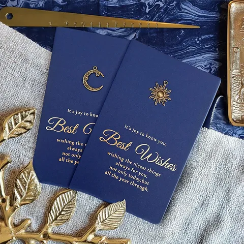 Biglietto di Auguri in Carta Speciale Blu Marino Fatto a Mano Con Ciondolo in Metallo Vintage Biglietto Bronzato Set Con Busta Per Laurea Festa Dell'insegnante