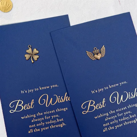 Biglietto di Auguri in Carta Speciale Blu Marino Fatto a Mano Con Ciondolo in Metallo Vintage Biglietto Bronzato Set Con Busta Per Laurea Festa Dell'insegnante