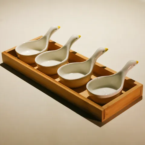 Carino Cigno Ceramica Piatto da Snack Set Con Vassoio in Legno di Bambù Creativo Piatto da Salsa Frutta Dolce Piatto Posate Decorazione