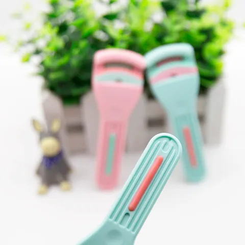 Portable Eyelash Curler Mini Plastic Eyelash Curling Tool With Built-in Comb And Replacement Silicone Pads Makeup Tool For Women