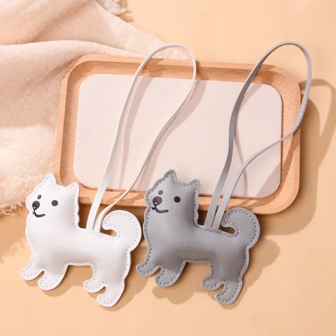 Adorable Pendentif Porte-clés Chiot Samoyède en Cuir PU pour Sac Femme Accessoires Cadeau Cousu à la Main Forme d'animal