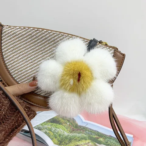 Flauschiger Nerzfell Blumen Taschenanhänger Süße Gänseblümchen Spiegelei Form Schlüsselanhänger Weicher Pelziger Auto Schlüsselring Damen Taschen Anhänger Schmuck