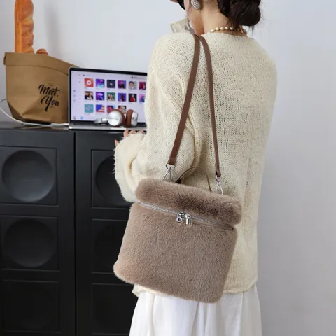 Sweet Style Faux Fur Women Backpack Casual Daily Solid Color Plush Top Handle Bag Winter Fashion Travel Daypack