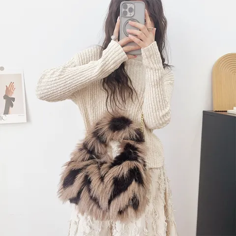 Women Faux Fox Fur Shoulder Bag Winter Plush Jacquard Handbag Luxury Designer Style Crossbody Bag with Gold Chain Strap