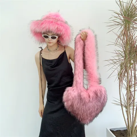 Ensemble Chapeau Seau et Sac à Bandoulière en Forme de Cœur en Fausse Fourrure d'Hiver Chaud Chapeau en Peluche Ensemble de Sac à Main Accessoires de Mode pour Femmes