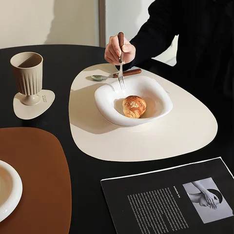 Set di Tovagliette in Pelle Minimalista Ciottolo Irregolare Impermeabile Resistente all Olio Isolamento Termico Sottotavola Sottobicchiere Arredamento Tavolo da Pranzo