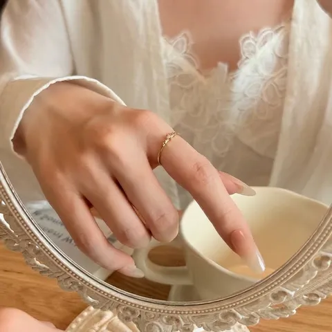 Bague Minimaliste en Acier Titane à Trois Pierres pour Femmes Style Coréen Plaquée Or Acier Anneau Fin Empilable Bague de Doigt en Strass Bijoux de Mode