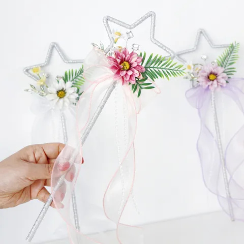 Bacchetta Magica a Stella a Cinque Punte Creativa con Fiore di Seta Nastro Oggetti di Scena per Fotografia Cosplay Festa Spettacolo