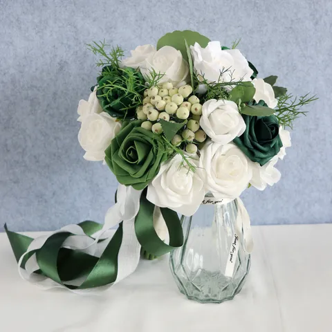 Künstlicher Brautstrauß Seidenrosen Weiß Grün Gefälschter Rosenstrauß Mit Band Beeren Für Hochzeit Feier Fotografie Deko Heim Party Dekoration