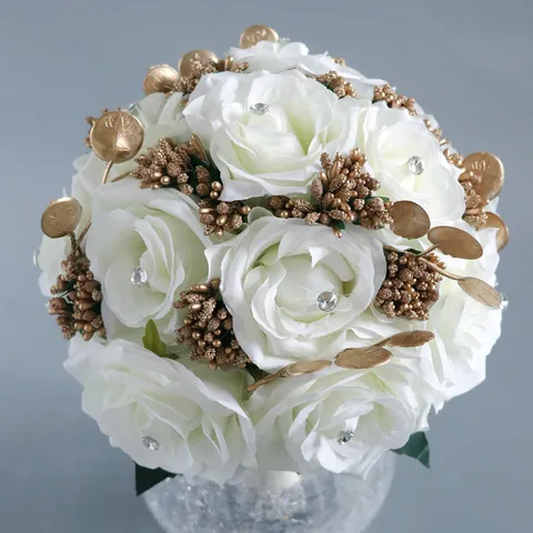 Weißer Künstlicher Rose Brautstrauß Waldstil Seidenblumen Goldene Blätter Strass Satinband Dekoration Requisite