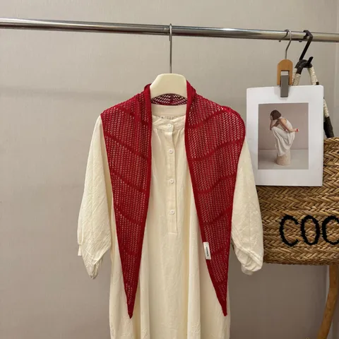 Vrouwen Effen Kleur Uitgesneden Gebreide Driehoek Sjaal Mode Veelzijdige Zomer Zonbescherming Omslagdoek