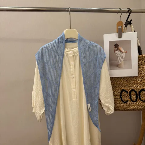 Vrouwen Effen Kleur Uitgesneden Gebreide Driehoek Sjaal Mode Veelzijdige Zomer Zonbescherming Omslagdoek