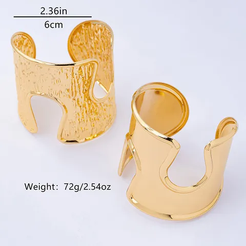 Bracciale Rigido Aperto Largo Metallico Effetto Pieghettato da Donna Oro Texture Geometrica Liscia Gioielli di Moda Regalo