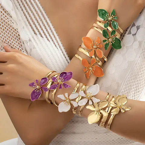 Elegante Brazalete de Flor de Metal para Mujer Moda Chapado en Oro Esmalte Floral Abierto Ajustable Joyería de Mano Regalo