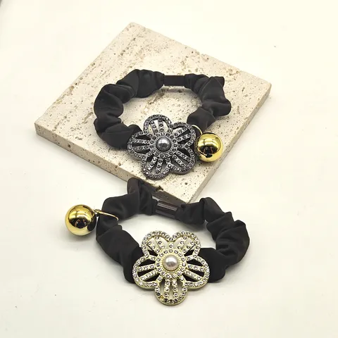 Elegantes Gomas para el Pelo de Aleación y Tela con Flores y Mariposas para Mujer Strass Perlas Artificiales Scrunchies de Alta Elasticidad Colgantes Campanas Accesorios