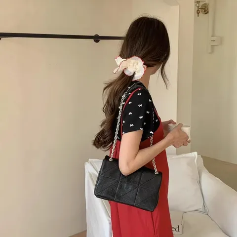 Women Fashion Quilted Chain Shoulder Bag PU Leather Crossbody Bag Casual Daily Small Square Bag Handbag