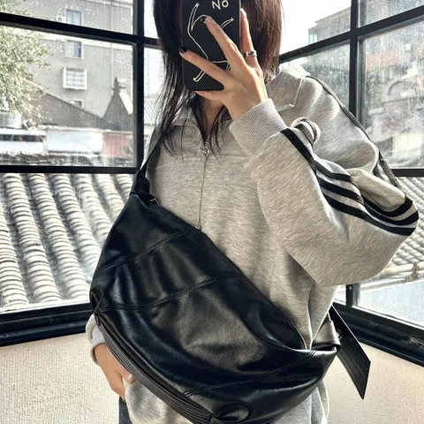 Niche Oil Wax Leather Crossbody Bag Large Capacity Dumpling Bag Vintage Soft Leather Wide Strap Commuting Shoulder Bag