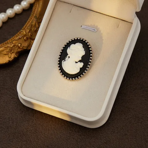 Vintage Palace Style Cameo Portrait Brooch Elegant Oval Resin Relief With Beaded Metal Edge Fashion Jewelry Gift For Women