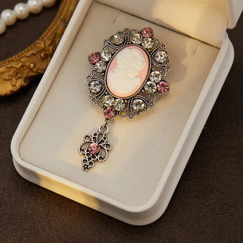 Vintage Medieval Palace Style Cameo Portrait Brooch Alloy Inlaid Rhinestone Hollow Pin Elegant Jewelry Gift For Women