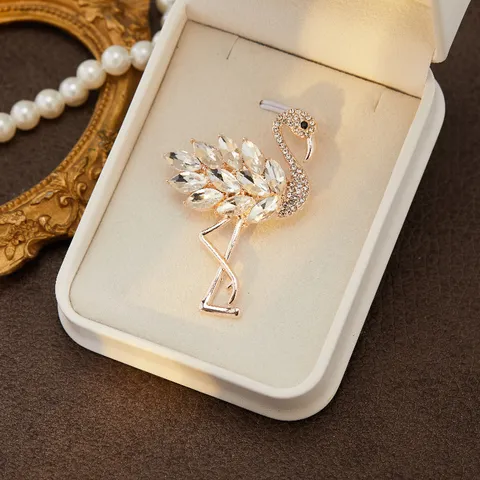 Fashion Alloy Rhinestone Flamingo Brooch Elegant Crystal Animal Pin Niche Design Suit Scarf Accessories Jewelry Gift