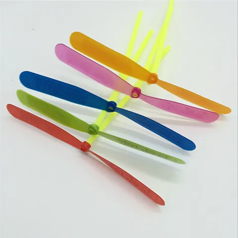 Klassisches Outdoor Fliegendes Kunststoff Bambus Libelle Kinder Lernendes Interaktives Spielzeug Buntes Drehendes Propeller Spielzeug