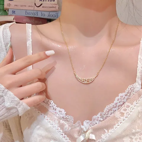 Elegante Halskette mit Zirkonia-Mondanhänger für Damen aus Titanstahl und Kupfer Mondstern-Stil Leichter Luxus Mode Schmuck Accessoire Geschenk