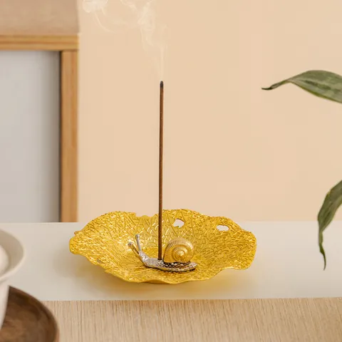 Modern Creative Snail Incense Burner Metal Leaf Incense Holder Desktop Sandalwood Aromatherapy Ornament Home Office Decor
