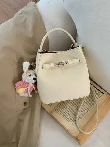 Damen PU Leder Beuteltasche Litschi Muster Handtasche Klassische Umhängetasche Mit Schlossverschluss Und Süßem Anhänger