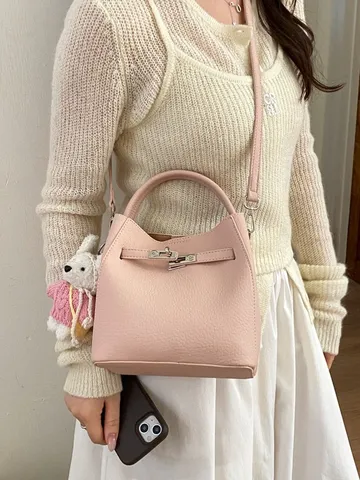 Damen PU Leder Beuteltasche Litschi Muster Handtasche Klassische Umhängetasche Mit Schlossverschluss Und Süßem Anhänger