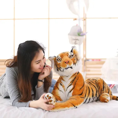 Peluche Réaliste de Tigre Jouet Enfant Animal en Peluche Douce Sika Cerf Mignon Enfant Compagnon Cadeau d'Anniversaire