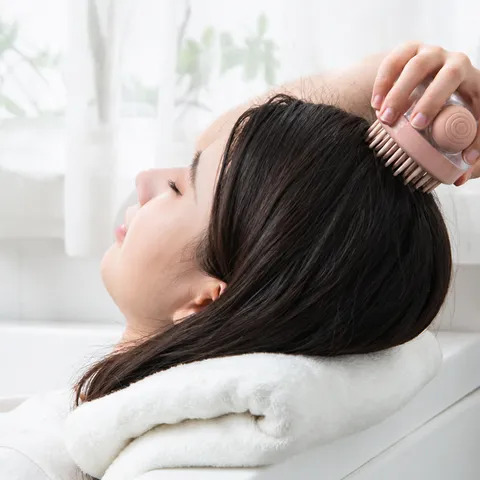 Silikon Shampoo Bürste Kopfhaut Massagegerät Haare Kopfhaut Reiniger Nass und Trocken Haarwaschbürste mit Flüssigkeitsspender