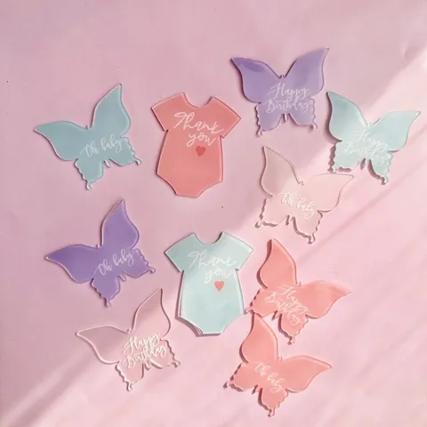 Acryl Vlinder Babykleding Taarttopper UV Gedrukt Taart Decoratie Voor Baby Shower Verjaardagsfeest Bakkerij Dessert Tafel Decoratie