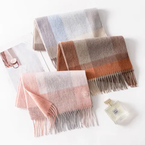 Écharpe en Laine Chaude d'Hiver pour Femmes Classique Carreaux Tartan Glands Doux Long Châle Enveloppement Casual Commuting Mode Cou