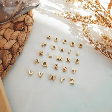 Pendentif Charm Lettre Anglaise en Acier Inoxydable Accessoire de Bijoux Mode DIY Minimaliste pour Collier Bracelet