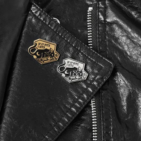 Quirky Magic Cat Enamel Brooch IF IT FITS I SITS Black Cat In Coffin Lapel Pin Alloy Electroplated Jewelry Gift For Unisex