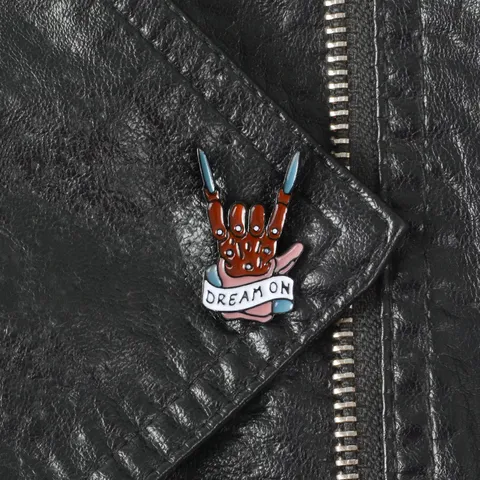 Punk Rock Alloy Enamel Brooch Creative Skeleton Hand Gesture Lapel Pin Dream On Letter Banner Badge For Clothes Jacket Backpack Unisex Jewelry
