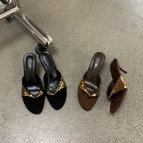 Sandalias de Tanga con Tacón de Aguja Tachonadas de Metal de Ante Vintage para Mujer Zapatos de Fiesta de Tacón Alto con Punta Abierta