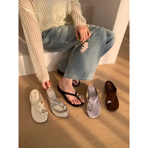 Minimalist Round Toe Thong Sandals Women Casual Flat Beach Slippers Metal Decor Slip-on Shoes