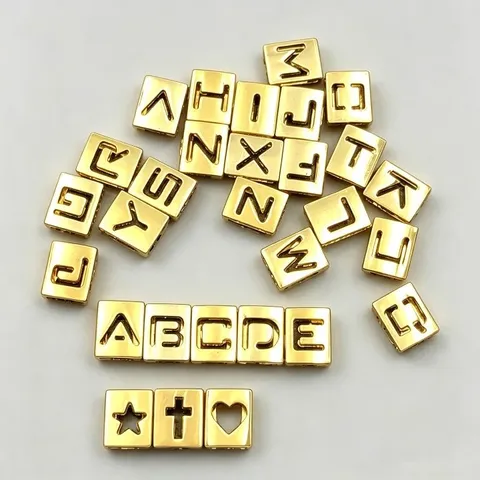 Moderne Breloque Alphabet Évidé en Alliage de Zinc Plaqué Or Perles de Lettres Anglaises Pour Porte-clés Bracelet Chaîne de Téléphone Décoration DIY Fournitures de Bijoux