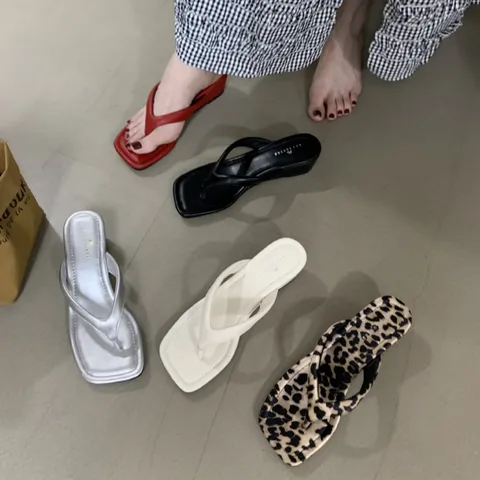 Sandales Entre-Doigts à Bout Carré pour Femmes Décontractées Plage Plates Tongs Antidérapantes Pantoufles en Microfibre d'Été