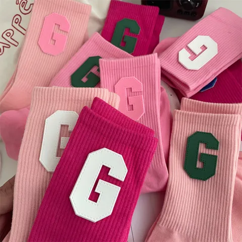 Calcetines Casuales de Algodón para Mujer Estilo Dulce Color Sólido Con Parche de Letra G Calcetines Lindos de Media Caña