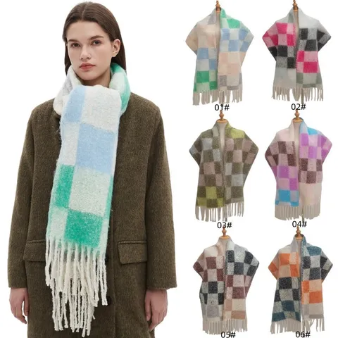 Damen Winter Warmer Quasten Karierter Schal Mode Europäisch Amerikanischer Stil Polyester Loop Garn Weicher Täglicher Halswickel
