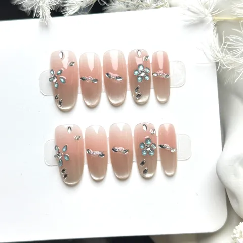 Faux Ongles à Presser Faits à la Main Rose Nude Transparent Oeil de Chat Bleu Strass Fleur Incrustée Long Ovale Nail Art Set pour Femmes