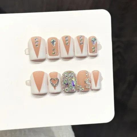 Luxury French V-Tip Press-On Nails Nude Pink White Rhinestone Heart Short Square Fake Nails Kit For Women Daily Party Wear