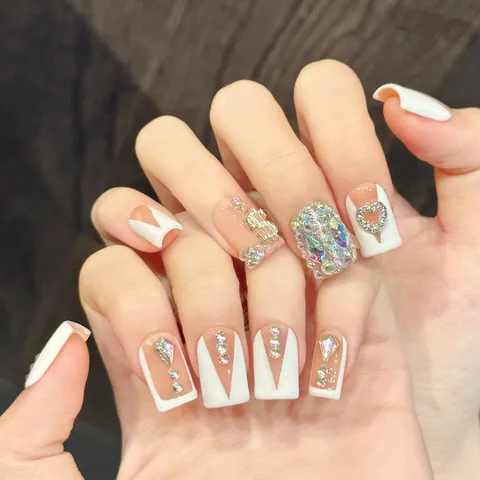 Luxury French V-Tip Press-On Nails Nude Pink White Rhinestone Heart Short Square Fake Nails Kit For Women Daily Party Wear