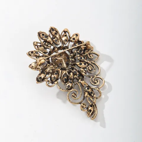 Vintage Court Style Alloy Rhinestone Flower Heart Brooch Elegance Hollow Out Design For Women Overcoat Gown Costume Accessories